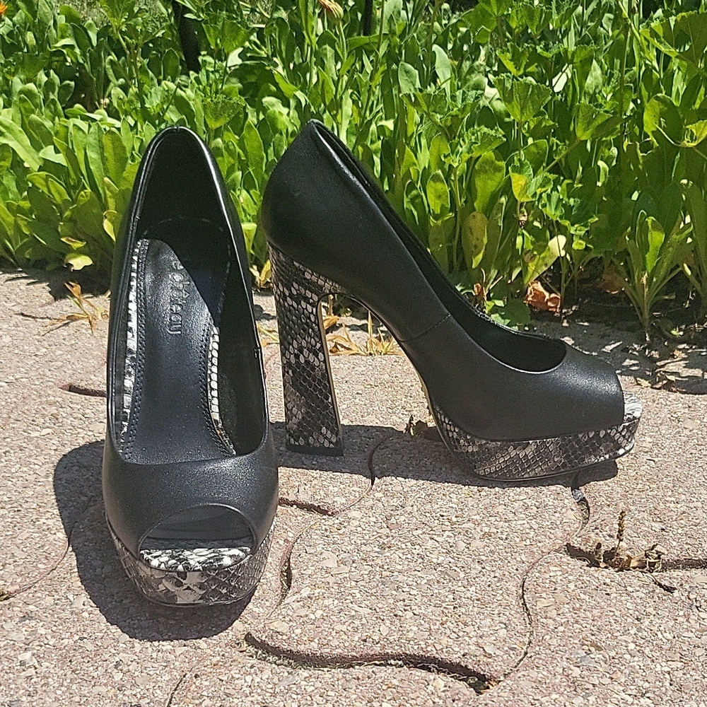 LIKE NEW Le Chateau Black & Gray Leather & Mock-Snake Platform PeepToe Heels 7.5 - Picture 7 of 14